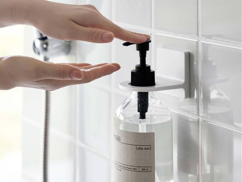 シンクに取り付けられた【MIST/ミスト】フィルムフックディスペンサーホルダー。ABS樹脂製ホルダーに石鹸ディスペンサーとプラスチックボトルが設置されています。