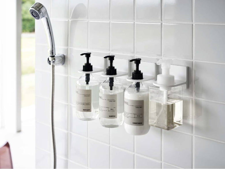 浴室の洗面台にMISTフィルムフックディスペンサーが設置され、ソープボトルや化粧品が整理されている様子