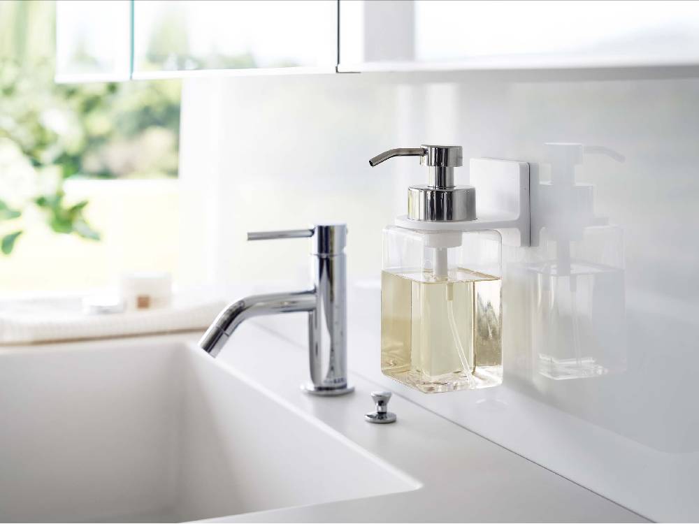 バスルームのシンクに取り付けられた【MIST/ミスト】泡タイプフィルムフックディスペンサーホルダー。ソープディスペンサーや水栓が配置されています。