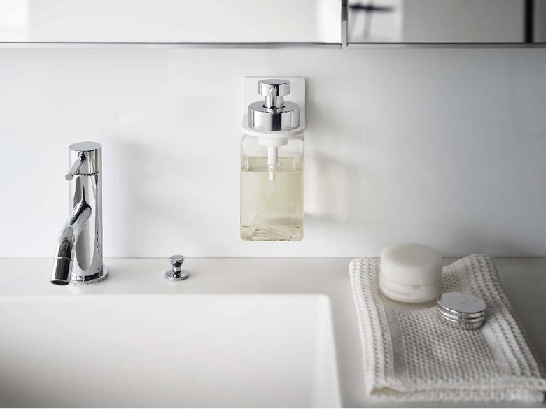 浴室の壁面に取り付けられた泡タイプのフィルムフックディスペンサーホルダー