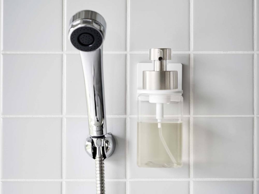 ニッケル仕上げのミスト泡タイプフィルムフックディスペンサーホルダーに石鹸ボトルが取り付けられている様子