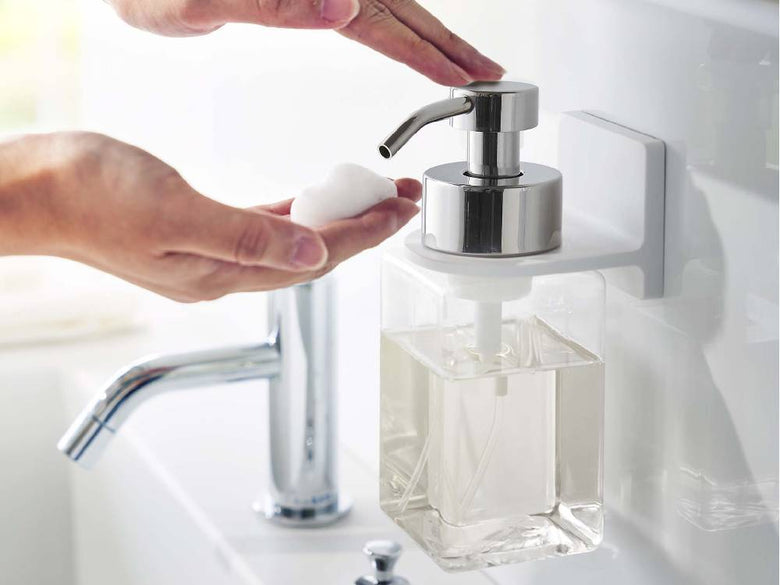 シンクに取り付けられた「MIST/ミスト」泡タイプのソープディスペンサーホルダーとプラスチックボトル