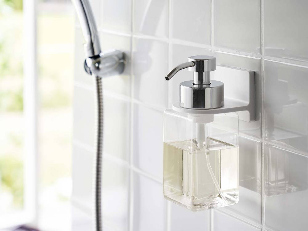 バスルームのシンクに設置された泡タイプのMISTフィルムフックディスペンサーホルダーとソープディスペンサー