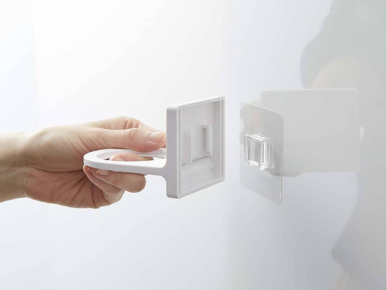 MIST/ミスト製フィルムフックディスペンサーホルダー 泡タイプがドアハンドルに取り付けられている様子