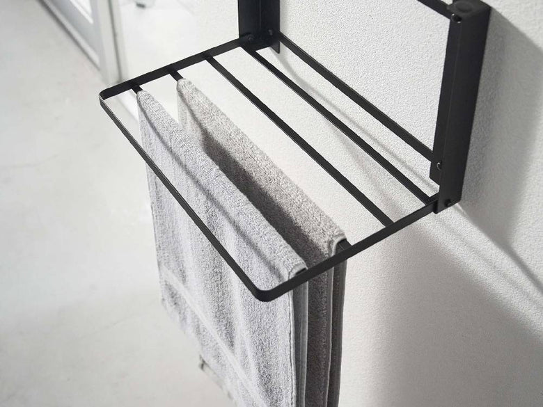 スチールとアルミニウム製のタワータイプ折りたたみ棚。衣類ハンガーと複数のシェルフが配置され、メッシュとパイプで構成された収納ユニット