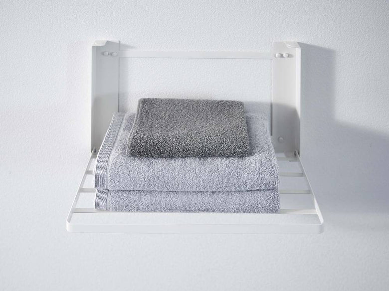 スチール製の折りたたみ棚にタオルが掛けられている様子