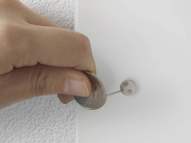 白と銀の金具が装備されたタワー石こうボード対応折り畳み棚