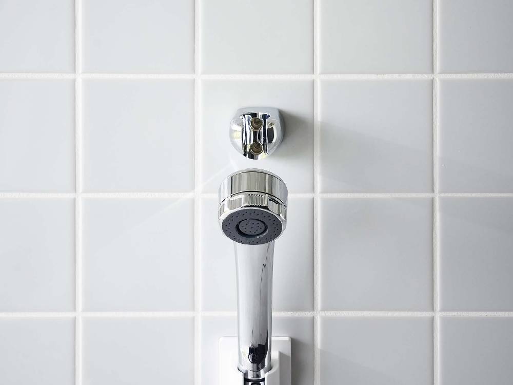 MISTミスト製フィルムフックシャワーホルダー。銀色のABS樹脂ホルダーにポリカーボネート製フィルムフックが取り付けられた浴室用金具