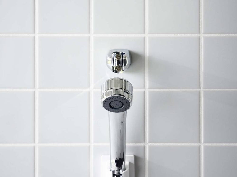 MISTミスト製フィルムフックシャワーホルダー。銀色のABS樹脂ホルダーにポリカーボネート製フィルムフックが取り付けられた浴室用金具