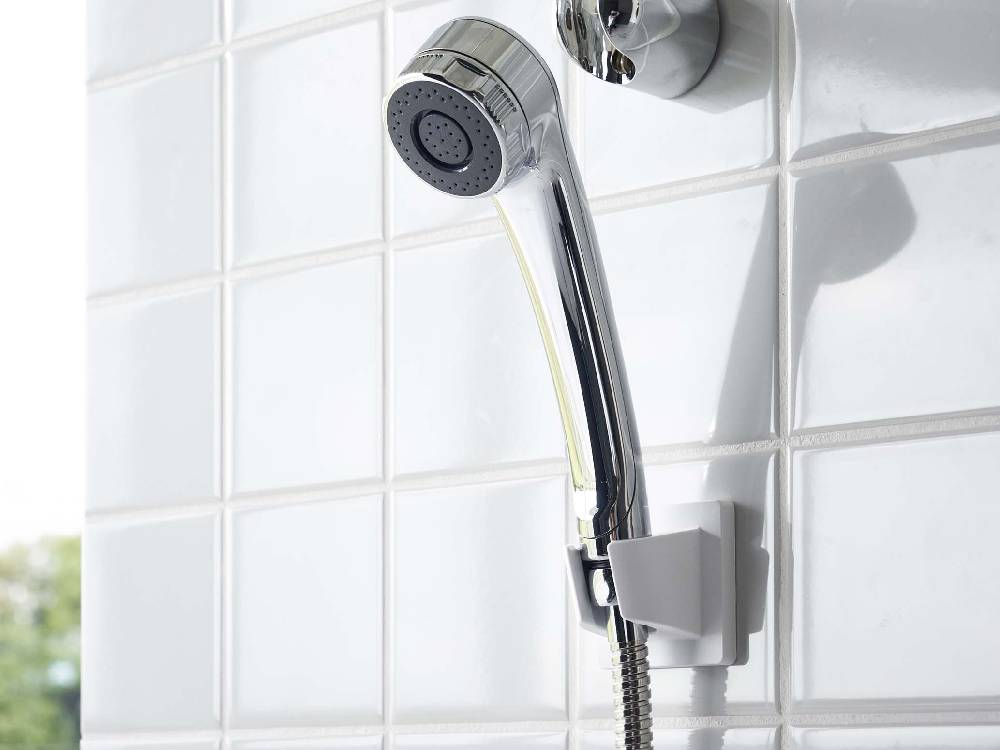 浴室に取り付けられたMISTフィルムフックシャワーホルダーとシャワーヘッド