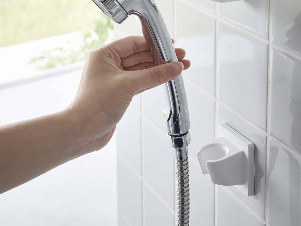 MIST/ミスト フィルムフックシャワーホルダーが浴室の壁に設置されている様子