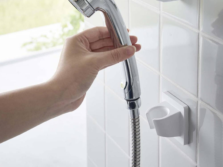 MIST/ミスト フィルムフックシャワーホルダーが浴室の壁に設置されている様子