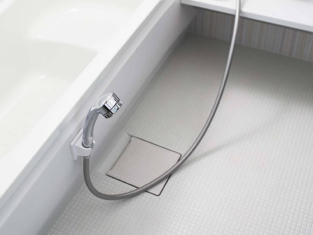 浴室の壁に取り付けられた銀色のMIST/ミスト フィルムフックシャワーホルダー