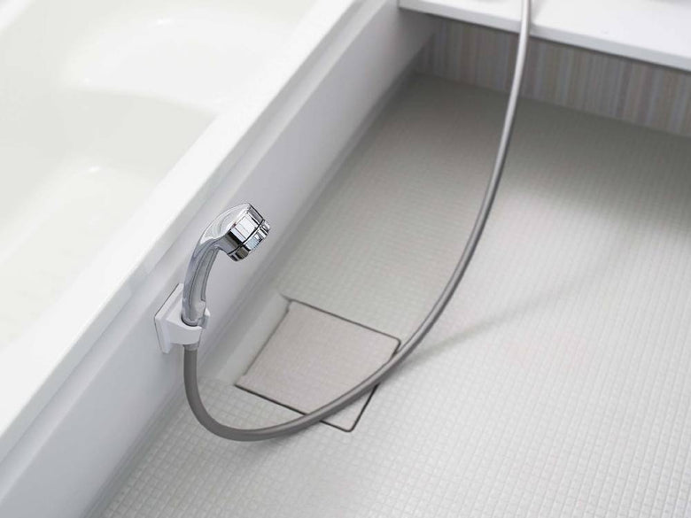 浴室の壁に取り付けられた銀色のMIST/ミスト フィルムフックシャワーホルダー