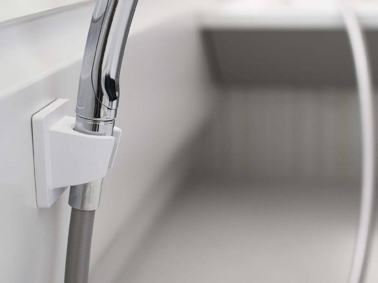 銀色のミストフィルムフックシャワーホルダーがバスルームの壁に取り付けられている様子