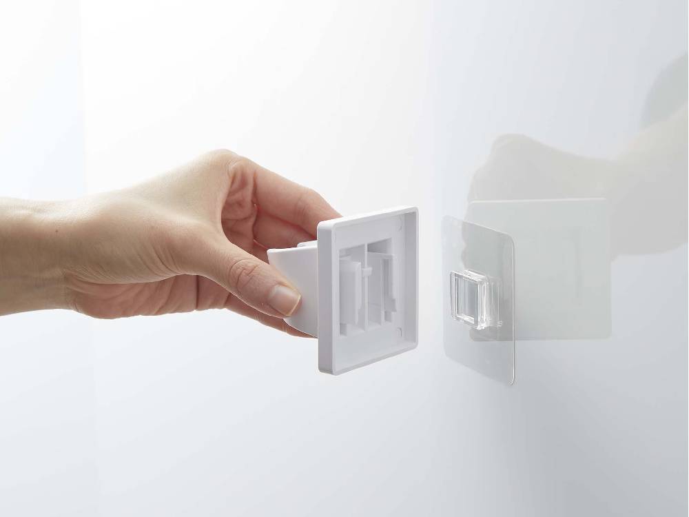 「MIST/ミスト」フィルムフックシャワーホルダー。ABS樹脂製ホルダーにポリカーボネート製フィルムフックが複数取り付けられ、タイル壁面に設置された浴室用収納具