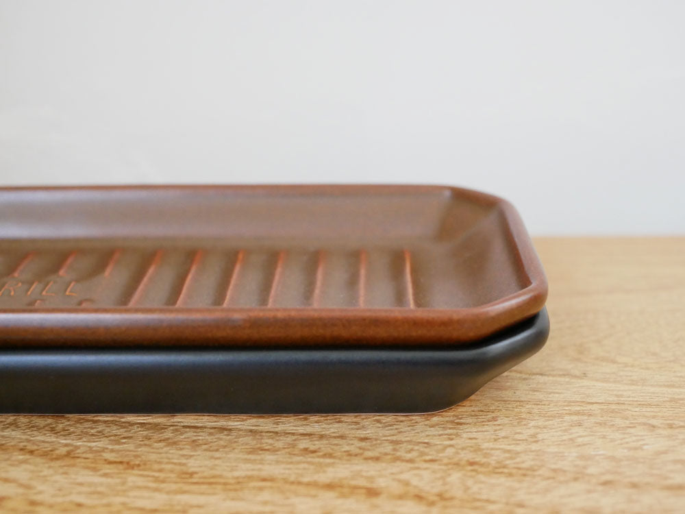 木材と耐熱陶器で仕上げられたバーニッシュサービングトレイに、整然と配置された食器が載っている写真