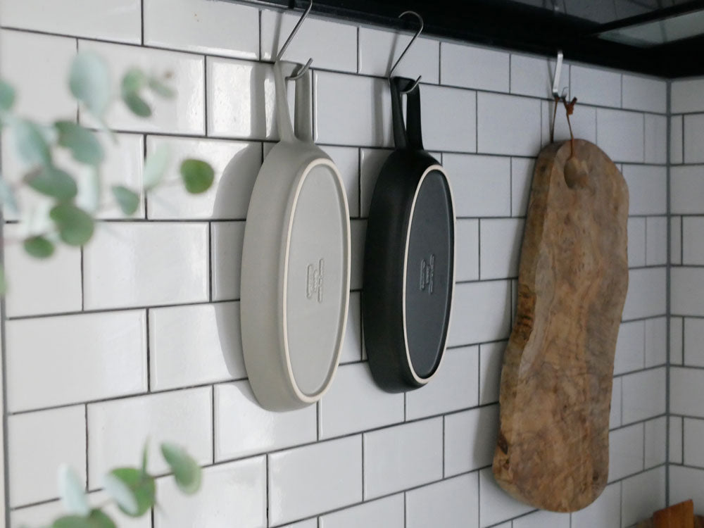 IBUKICRAFTの耐熱陶器製魚焼きグリルプレートとウッドボードがキッチンカウンター上に配置されている様子