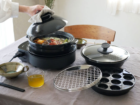 シロカのおうちいろり本体と焼き網、深皿、ふたなど多彩なプレートが並んだキッチン家電セット