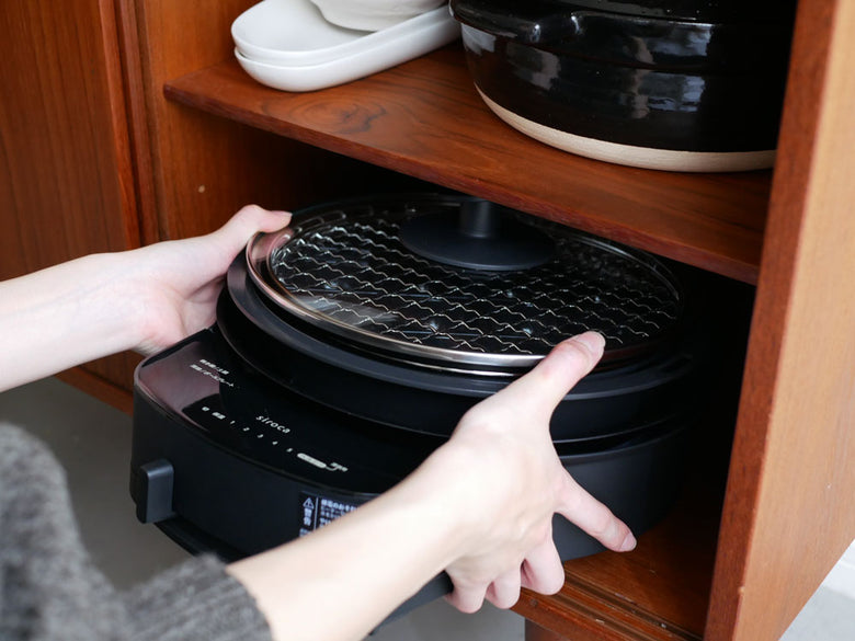 シロカのおうちいろり本体と焼き網、土鍋など多彩なプレートが揃った家庭用電気いろりセット