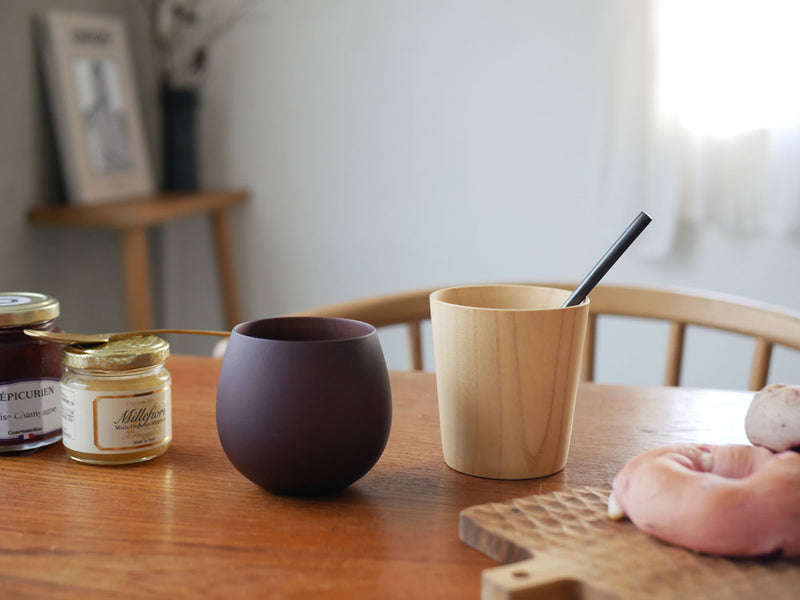 食洗機対応の天然木製カップ、ナチュラルな色合いで手作りされたテーブルウェア