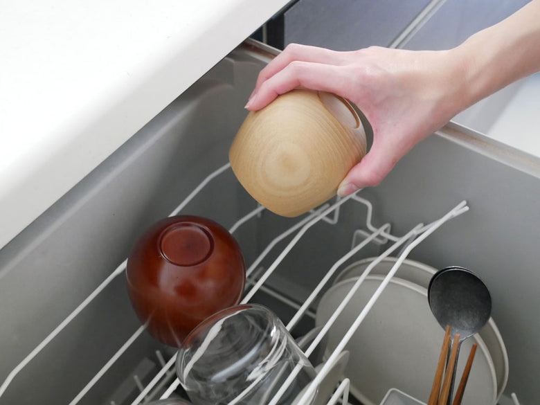 食洗機対応の天然木製カップがキッチンのテーブルウェアとして並べられている