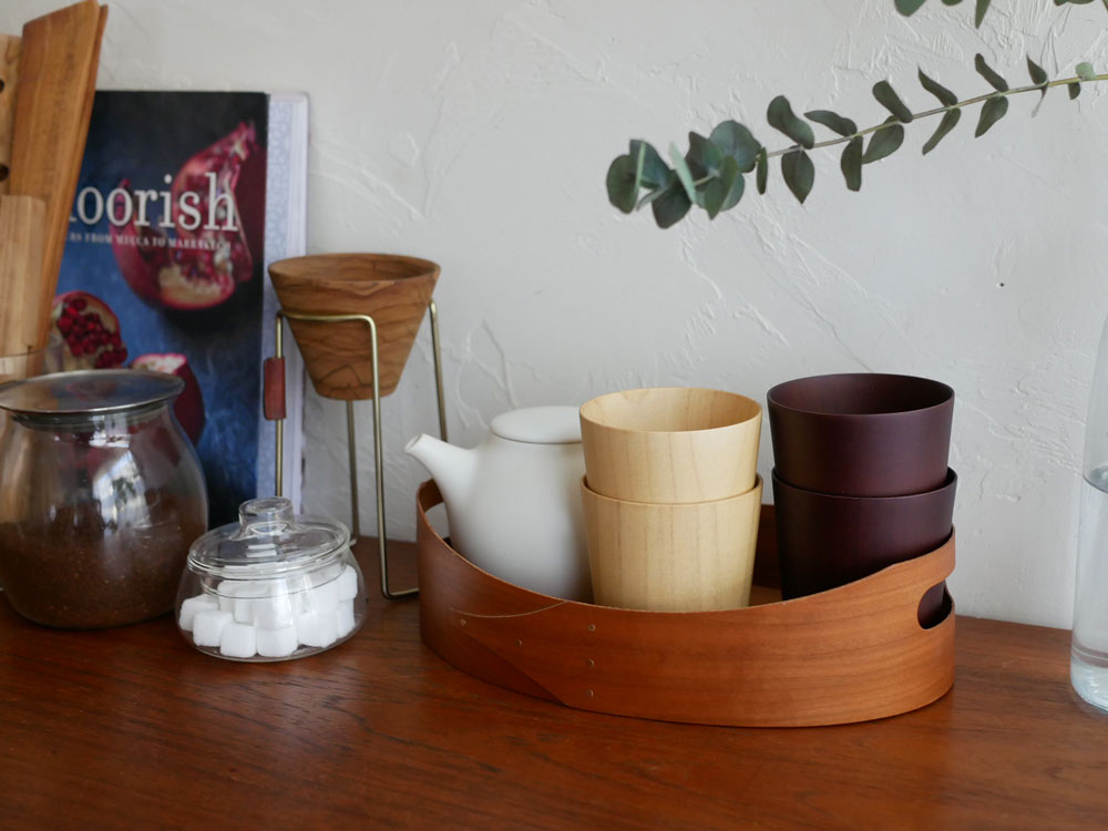 天然木ナツメ製の食洗機対応カップと木製の食器が整然と並んだテーブルセッティング
