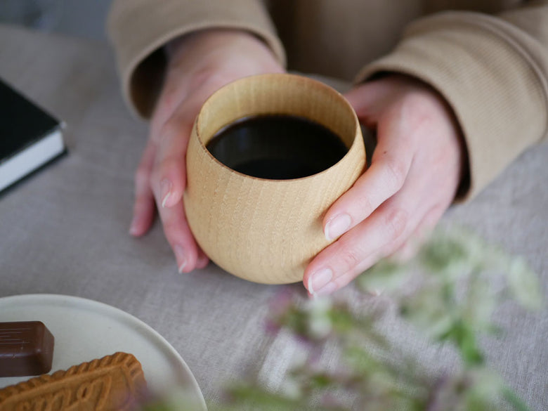 食洗機対応の天然木カップ、丸形と台形の二種類があり、手作りで自然な木目が美しい
