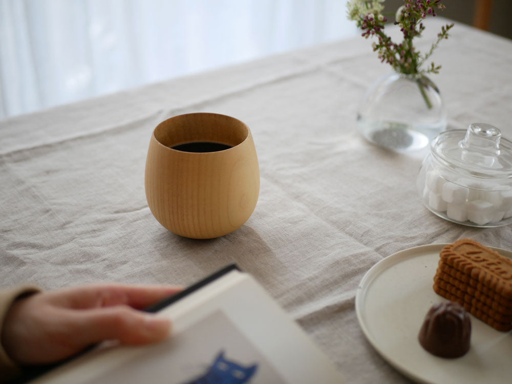 食洗機対応の天然木ナツメカップがテーブルに美しく並べられた様子