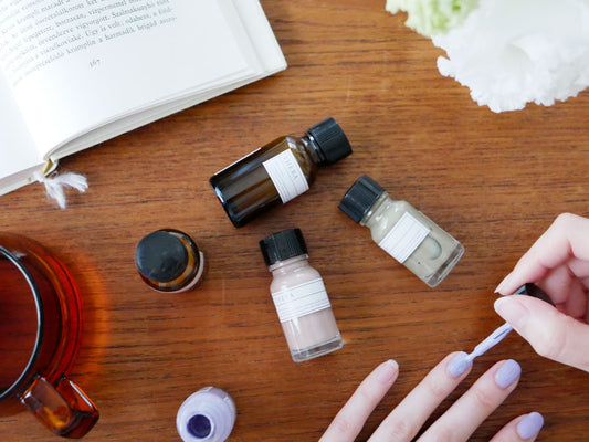 THERA/テラのお湯でオフできる爪に優しいネイルカラーが入ったガラスボトルセット、各ボトルにラベルとキャップ付き