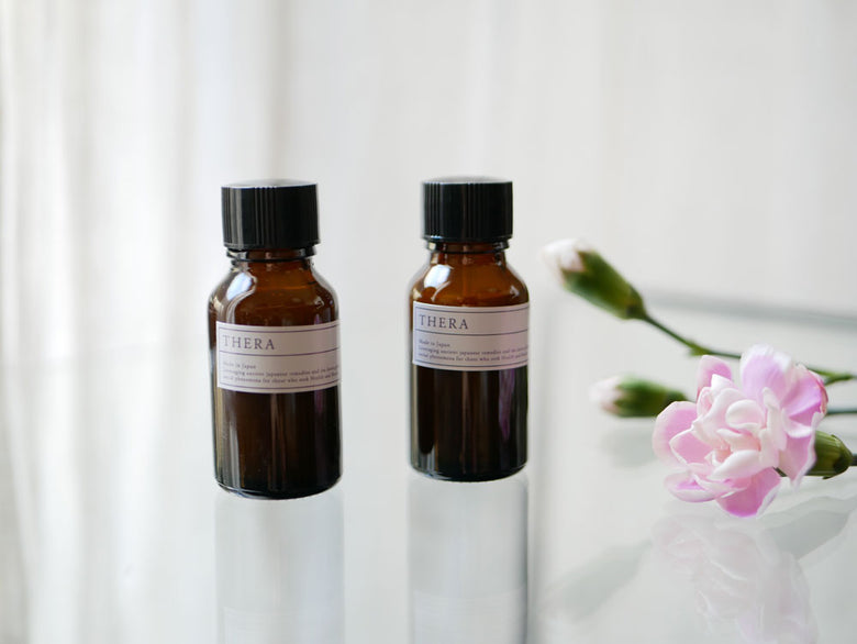 THERAの多色ネイルカラー製品がガラス瓶とプラスチック瓶に入って並んでいる様子