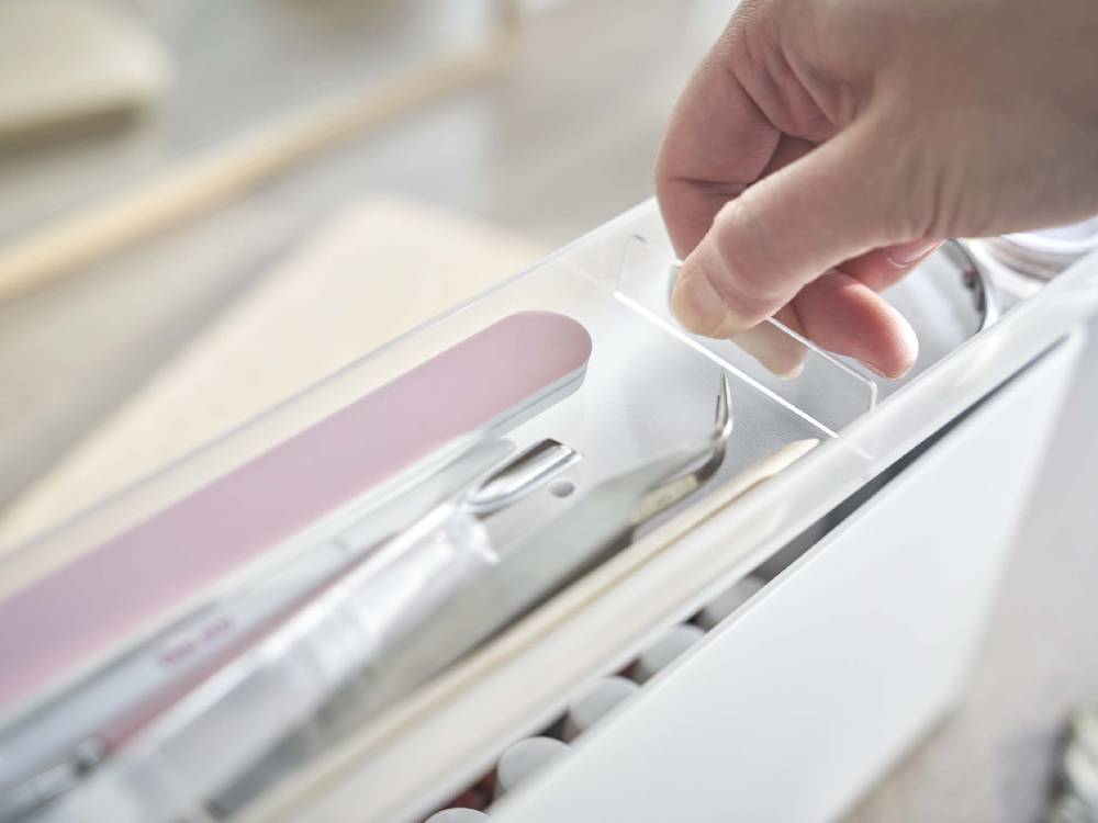 tosca/トスカのネイル収納ケース。プラスチック製の容器と天然木の蓋を使用し、幅約33cm、高さ約12cmのデザイン。家庭やキッチンでの整理に最適な収納ボックスです。