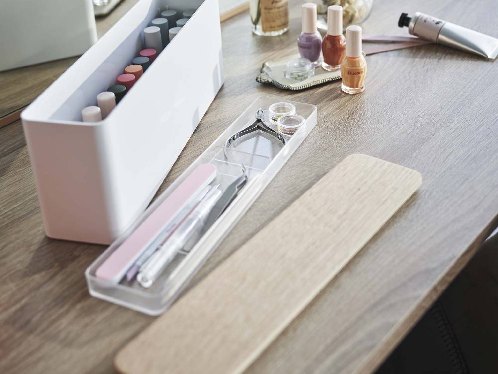 トスカ製ネイル収納ケース。天然木の蓋とPS樹脂製の容器およびトレーを備えた収納ボックス。