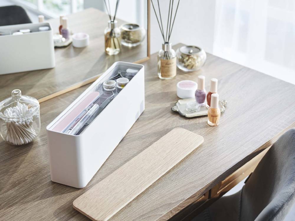 ネイル収納ケース「tosca/トスカ」の天然木蓋とPS樹脂製本体が組み合わさり、内部にネイル用品が整理されている様子