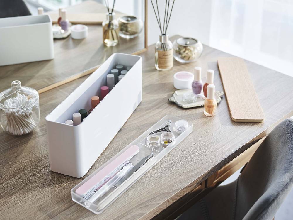 トスカのネイル収納ケースに文房具やキッチン用品が整然と収納されている様子