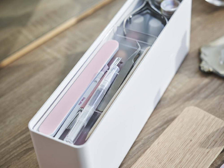 tosca（トスカ）のネイル収納ケース。PS樹脂製の容器と天然木積層合板の蓋を備えた約33cm幅の収納ケースの外観と内部トレーが見える画像