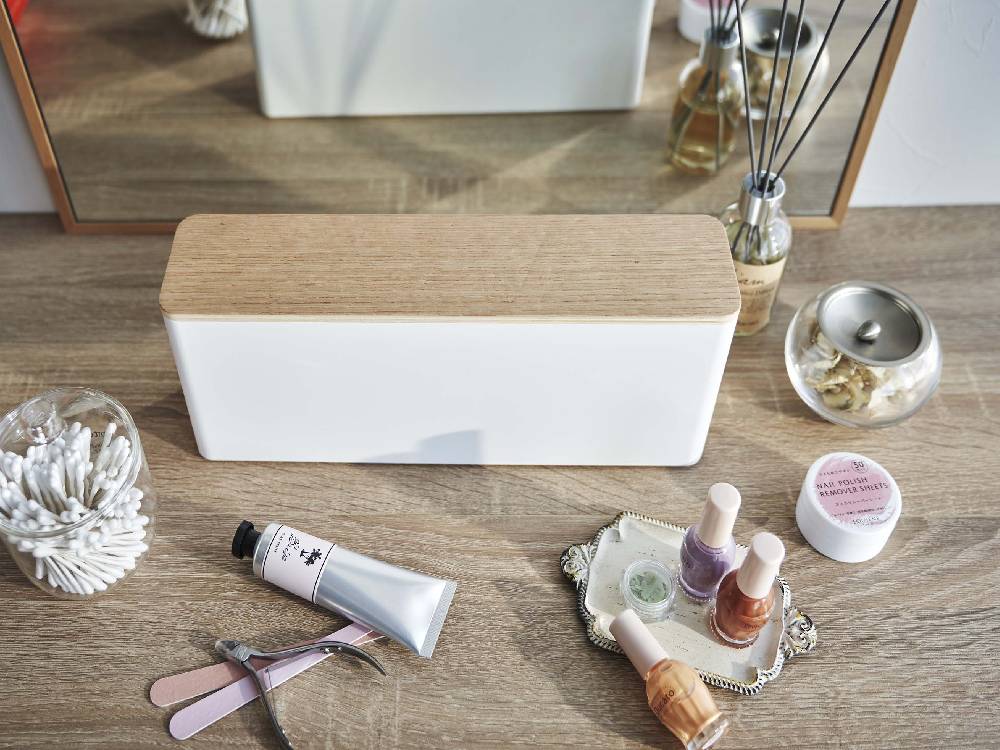 段ボール包装に包まれた『tosca/トスカ』のネイル収納ケース、パーソナルケアおよびコスメ製品向けのパッケージとラベリングが施されています