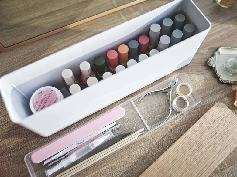 ピンク色の【tosca/トスカ】ネイル収納ケースにペンや文房具が入っており、オフィスデスクに置かれています