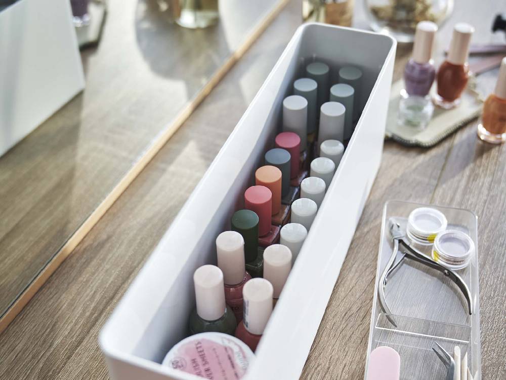 ピンク色のトスカネイル収納ケース、天然木蓋と複数トレーを備えたプラスチック製の化粧品ボックス