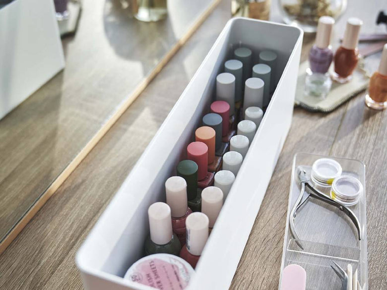 ピンク色のトスカネイル収納ケース、天然木蓋と複数トレーを備えたプラスチック製の化粧品ボックス