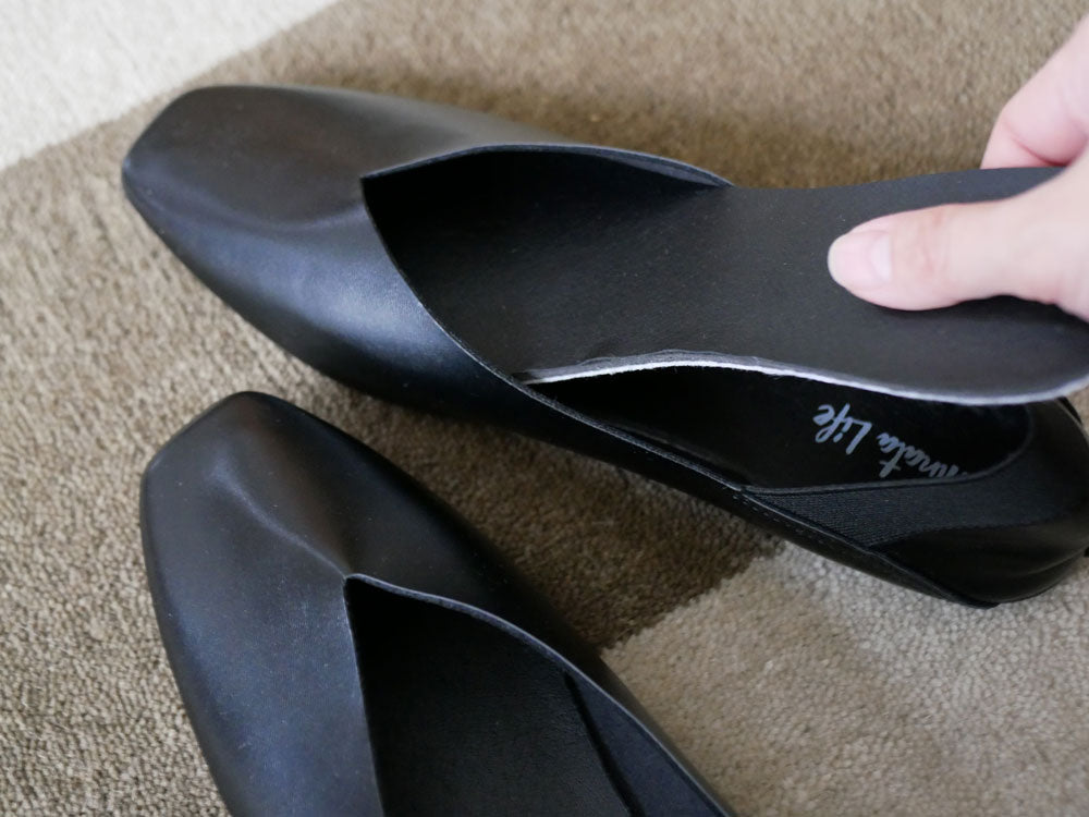 Hinata Lifeのシルバーレザースリッポンドレスシューズ。合成ゴムソールを使用したエレガントなデザイン