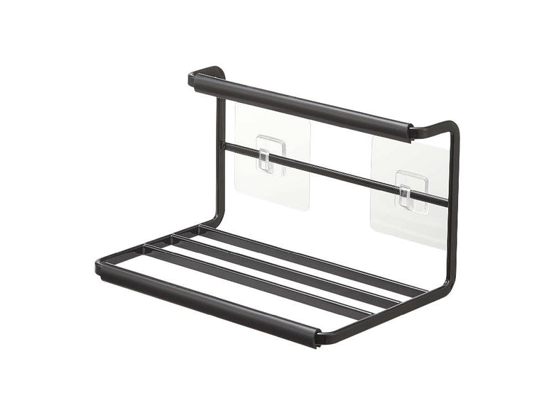 タワー型フィルムフックワイドジャグボトルホルダーが壁に取り付けられ、複数のジャグボトルを整理して収納している様子