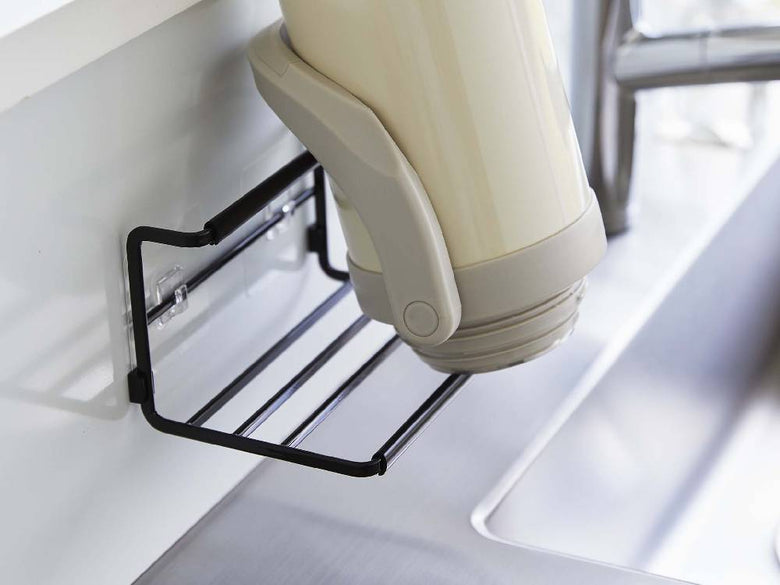 tower/タワー フィルムフックワイドジャグボトルホルダー Sがキッチンの壁に設置されている様子