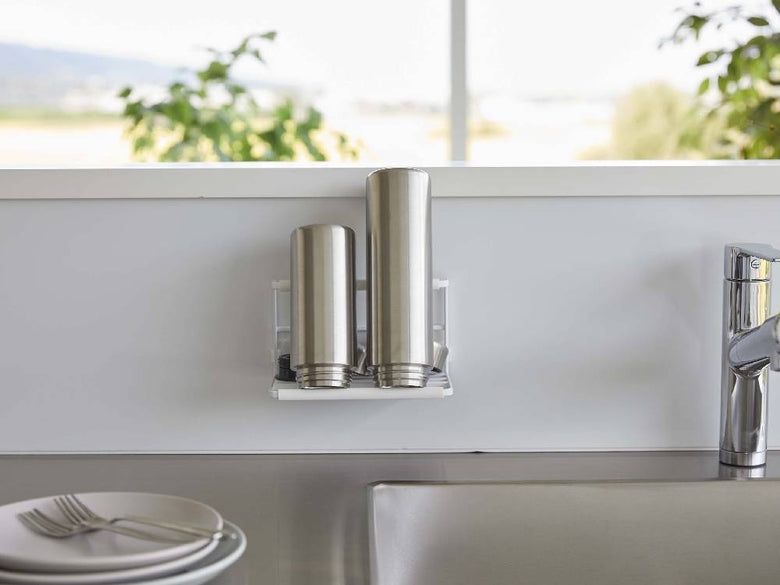 キッチンのシンク上に取り付けられたタワー式フィルムフックワイドジャグボトルホルダー S。スチール製で2つのフックがあり、マグや水筒を掛けるために使用されています。