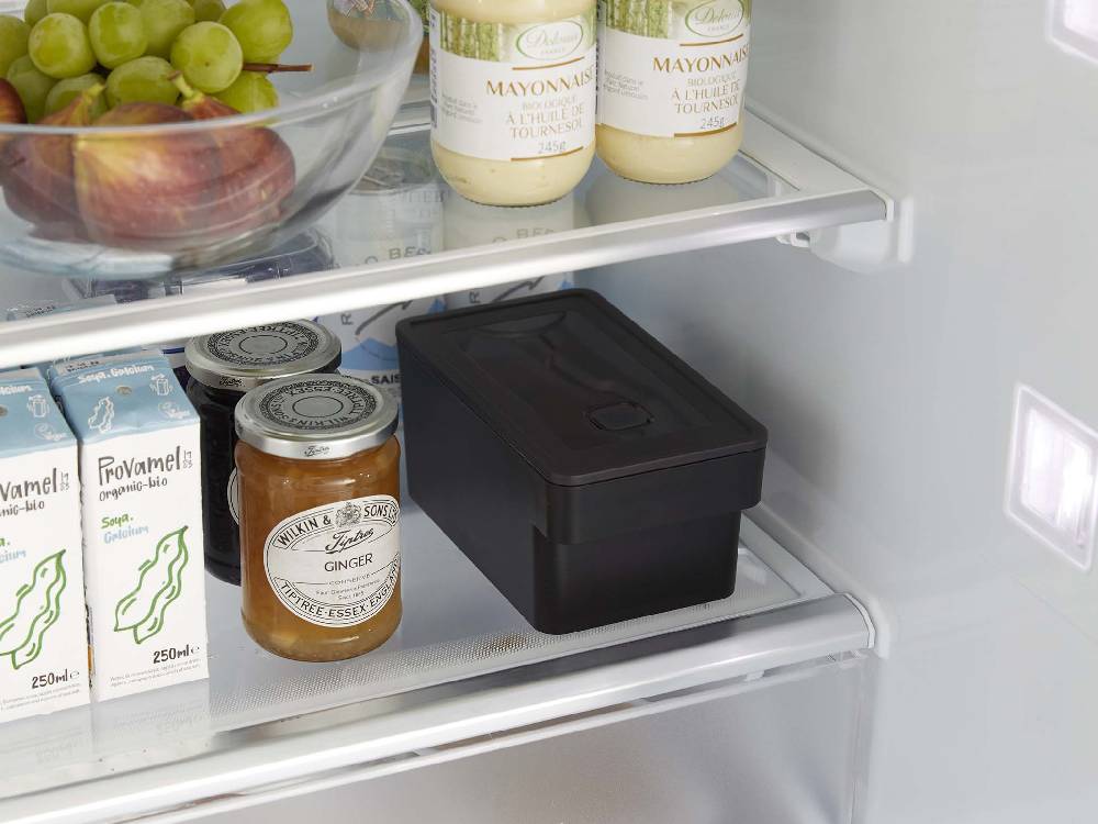 ハンドル付き密閉フードコンテナ「tower/タワー」がキッチンの棚に置かれている様子