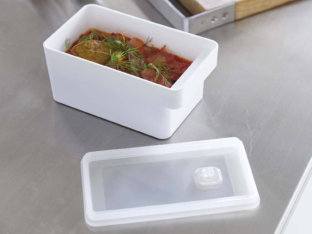 ハンドル付き密閉フードコンテナ「tower」がトレー上に置かれ、蓋とともに整理されている様子