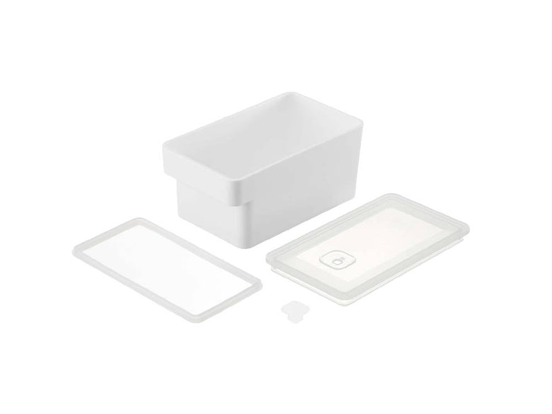 タワー ハンドル付き密閉フードコンテナと蓋を載せたトレイ