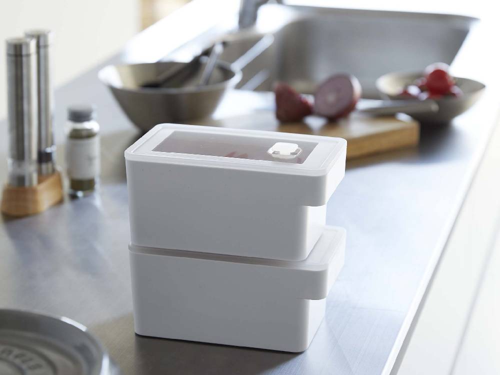 ハンドル付き密閉フードコンテナがキッチン用トレイの上に配置されている様子