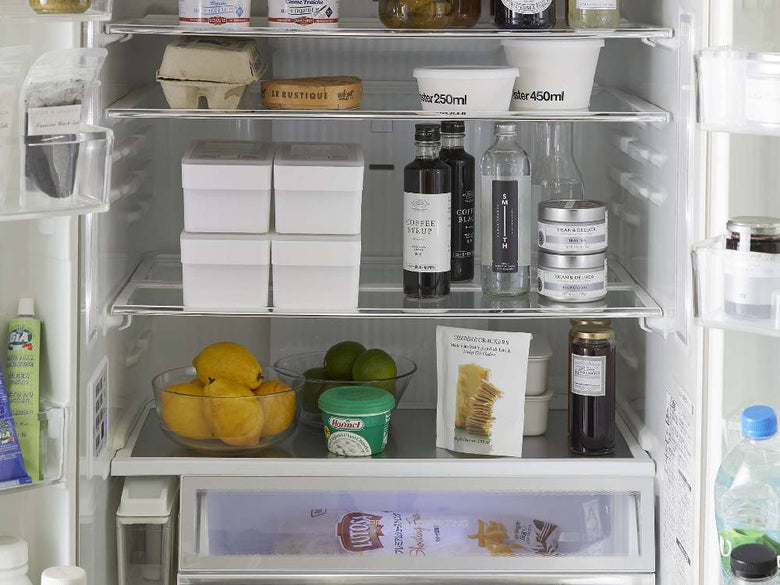 タワー型ハンドル付き密閉フードコンテナがキッチンの棚に並んでいる様子