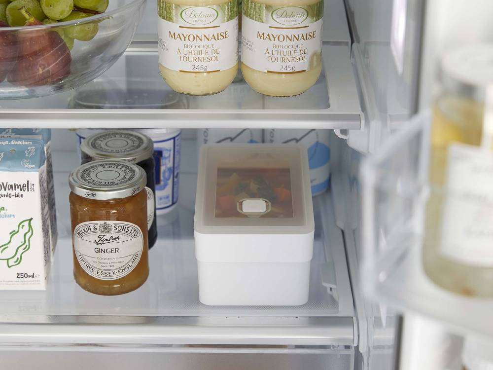 タワーのハンドル付き密閉フードコンテナがキッチンの棚に並べられている様子